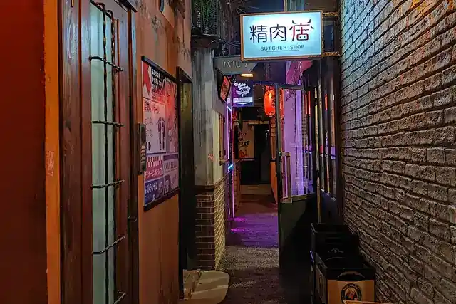 Neon alley and illuminated signs in the Enigma City sets