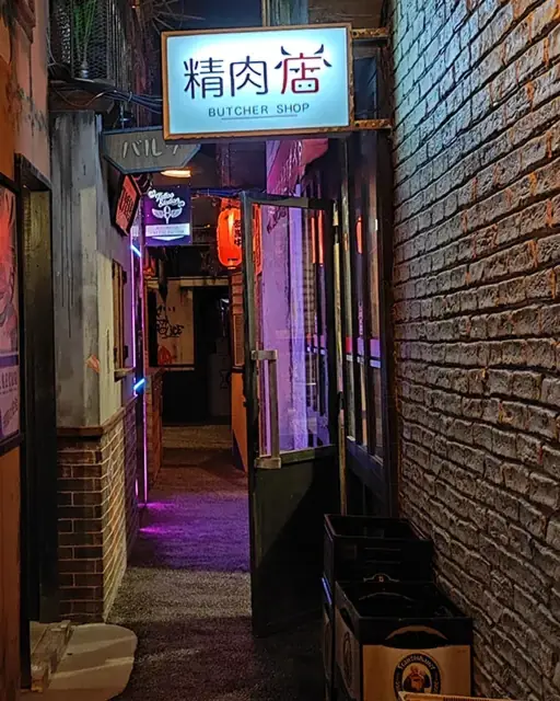Ruelle aux néons dans les décors d'Enigma City, escape game géant à Toulouse