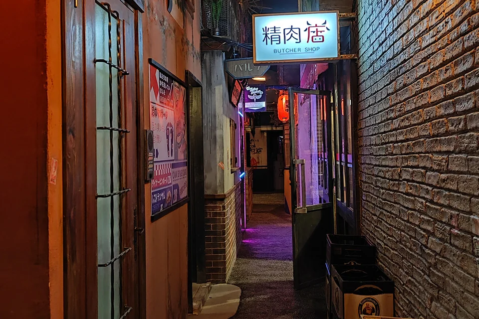 Ruelle aux néons dans les décors d'Enigma City, escape game géant à Toulouse