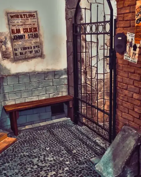 Entrée de L'étrange Manoir Alexander, escape game rue Bayard à Toulouse