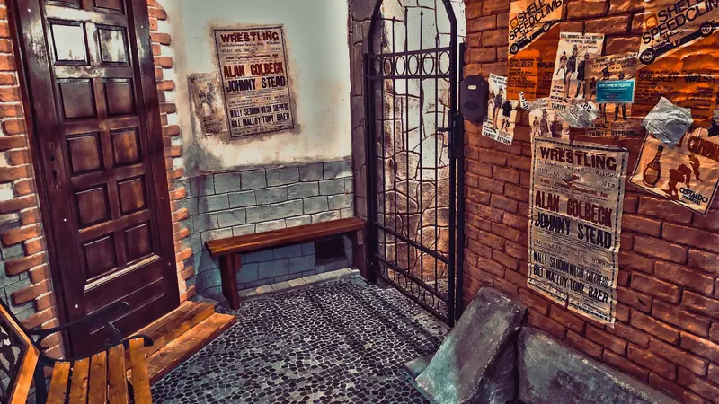 Entrée de L'étrange Manoir Alexander, escape game rue Bayard à Toulouse