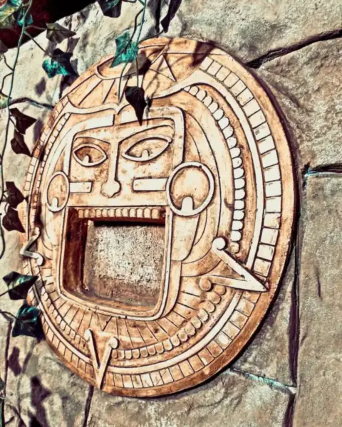Calendrier maya sculpté dans le décor du Temple Perdu, escape game à Toulouse