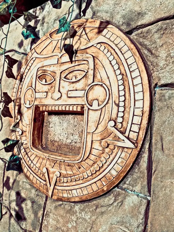 Calendrier maya sculpté dans le décor du Temple Perdu, escape game à Toulouse