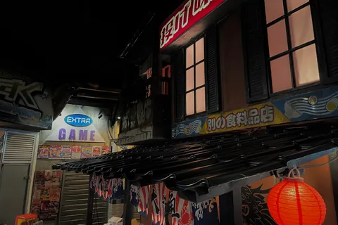 Échoppe et lanterne rouge dans les rues d'Enigma City
