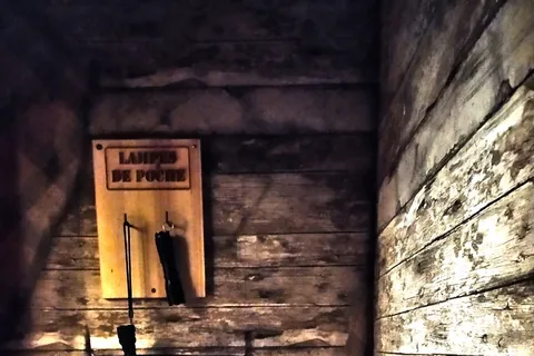 Couloir aux lampes de poche, Dernière Demeure