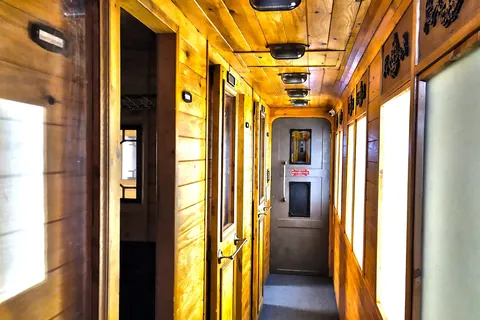 Couloir d'un vieux wagon de train, The Show