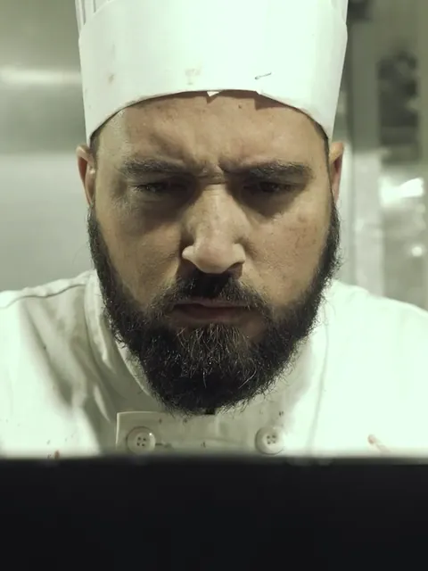 Chef Magien discovers the reviews of his restaurant, in the trailer