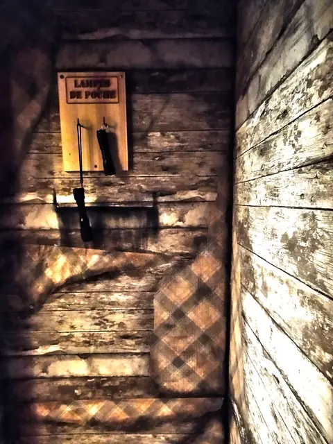 Couloir de planches et support de lampes de poche, dans Dernière Demeure
