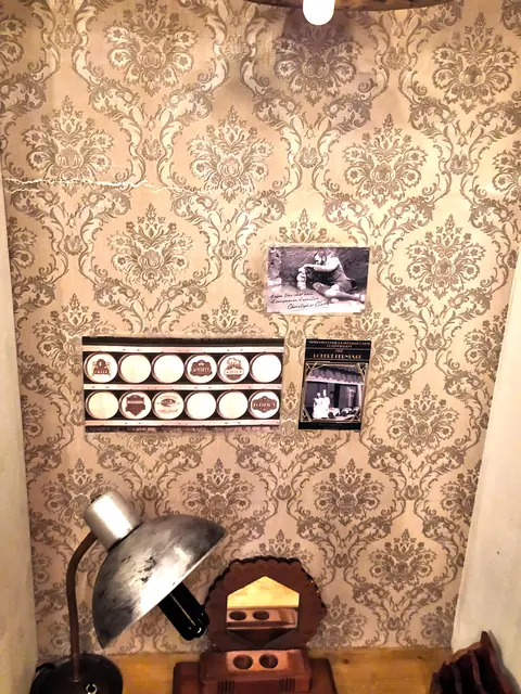Papier peint ancien, cloche et poste de radio d'époque dans le manoir